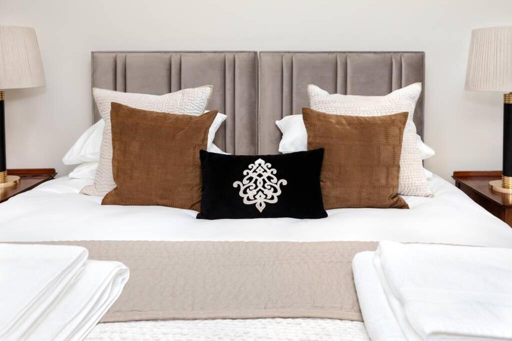 Central Harrogate Townhouse Apartment With Parking Екстер'єр фото