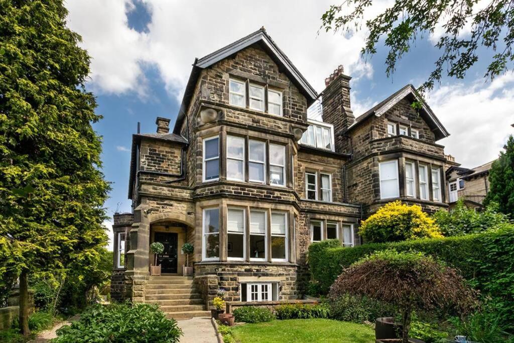 Central Harrogate Townhouse Apartment With Parking Екстер'єр фото