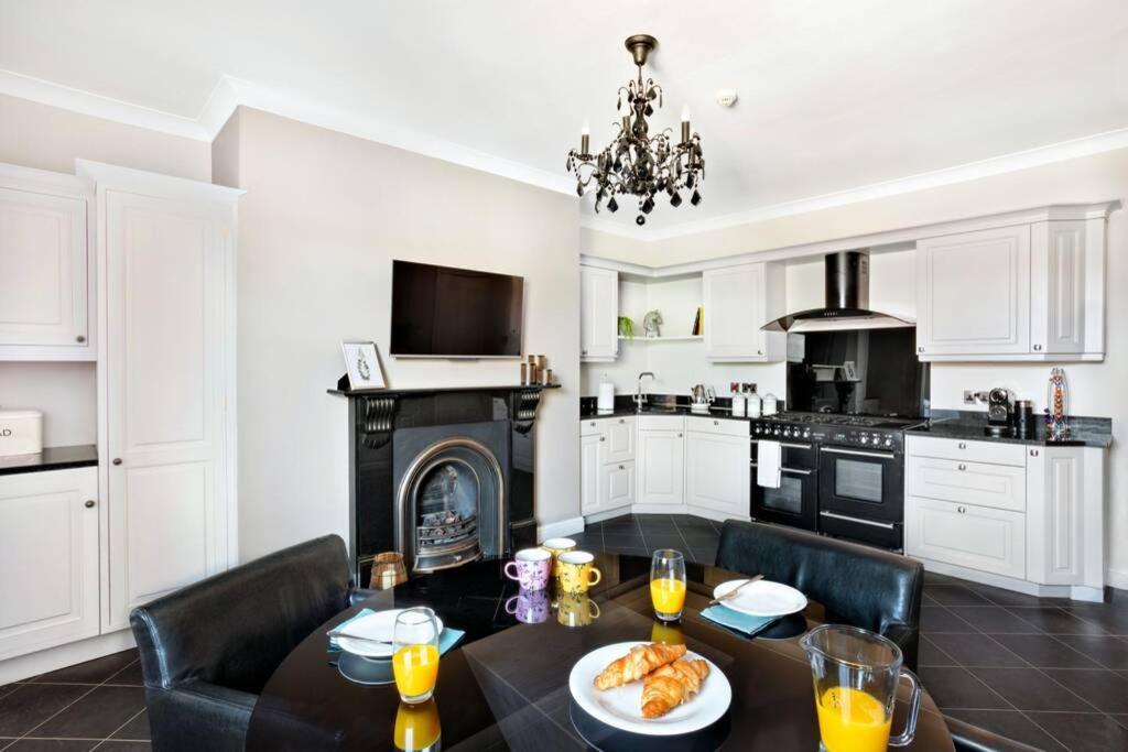 Central Harrogate Townhouse Apartment With Parking Екстер'єр фото