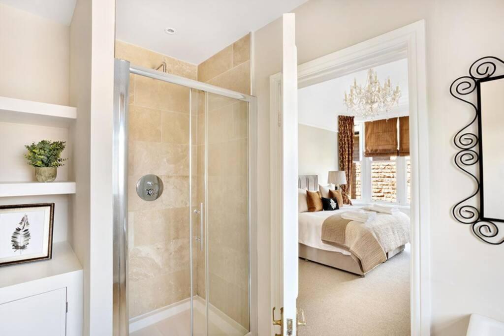 Central Harrogate Townhouse Apartment With Parking Екстер'єр фото
