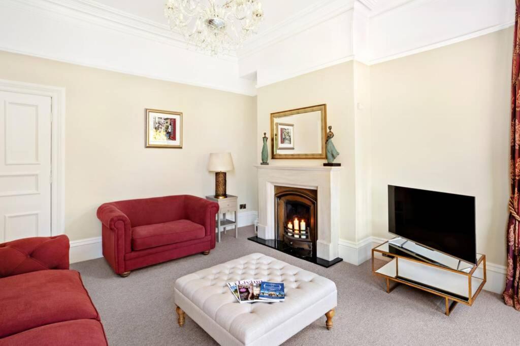 Central Harrogate Townhouse Apartment With Parking Екстер'єр фото
